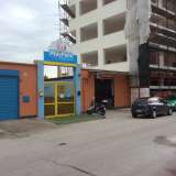Il parco-giochi privato e, affianco, l'autocarrozzeria in via Delle Murge